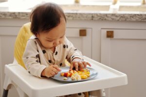 Baby entdeckt selbstständig verschiedene Lebensmittel beim Beikoststart
