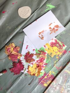 Bunt bemalte Bilder im Sinneszauber Kurs in Nürnberg